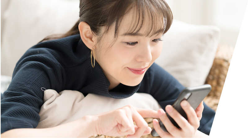 スマートフォンを使用している女性